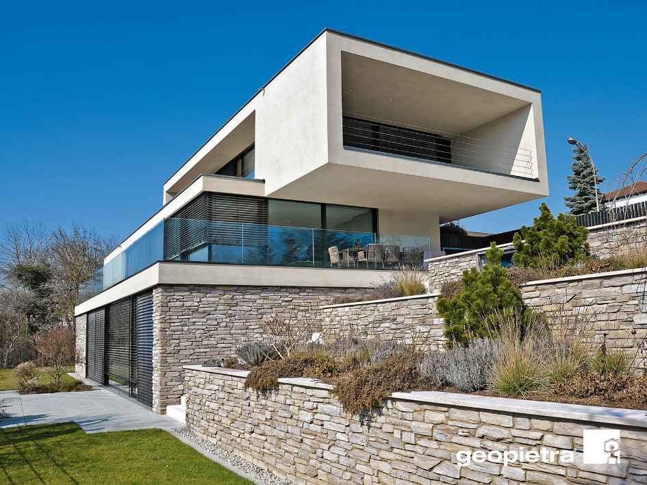 Casa moderna con rivestimento in pietra naturale e geopietra sulla facciata Geopietra Modello Toce Fugato Posa di pietra naturale Luserna con bindero e listello spessore cm. 3 su cemebnto armato in provincia di Varese.