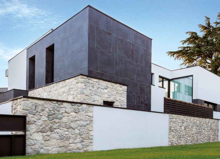 casa moderna con muro di cinta in Geopietra Modello Botticino fugato